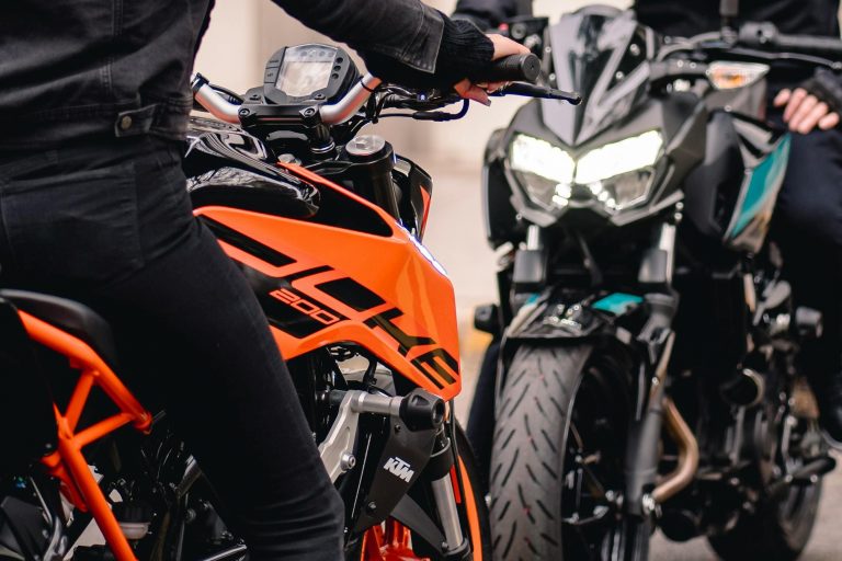 es bueno lavar la moto con agua a presion