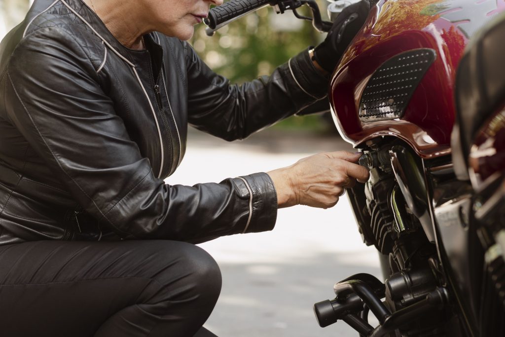 puedo lavar la moto caliente